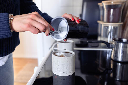 Sävehofs Emma Mihailovic kokar kaffe i sitt kök
