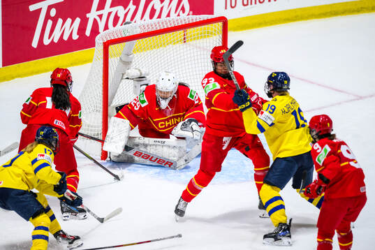 Goaltender Jiahui Zhan of China