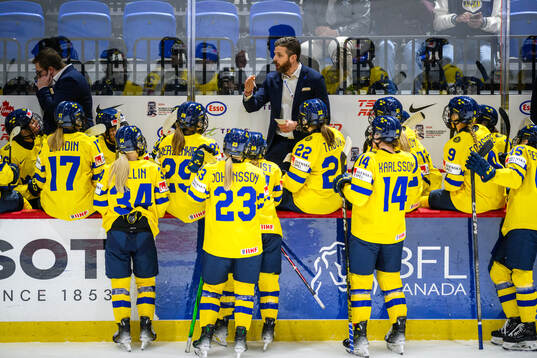 Head coach Ulf Lundberg and players of Sweden