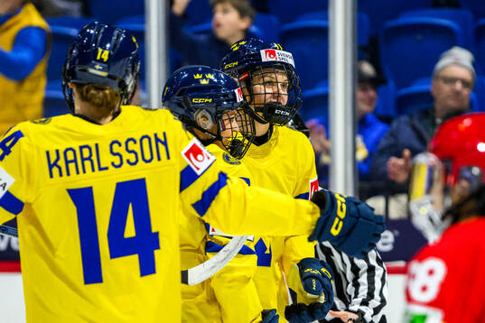 Josefin Bouveng of Sweden celebrates with teammates