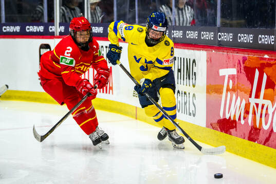 Baiwei Yu of China and Hilda Svensson of Sweden