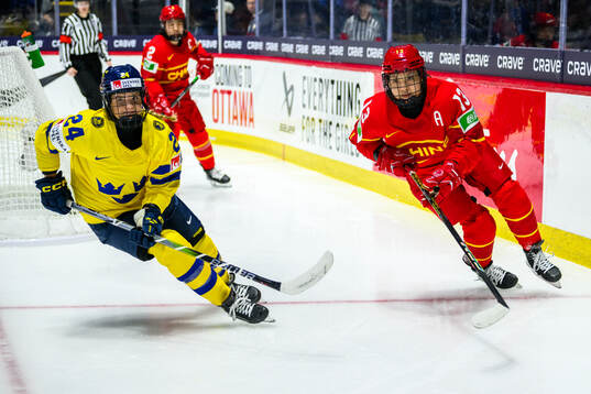 Ebba Hedqvist of Sweden and Qinan Zhao of China