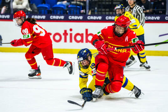 Sara Hjalmarsson of Sweden and Mengying Zhang of China