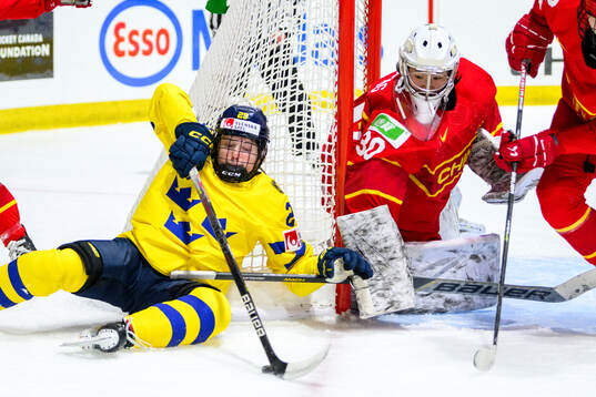 Felizia Wikner-Zienkiewicz of Sweden and goaltender Yuqing