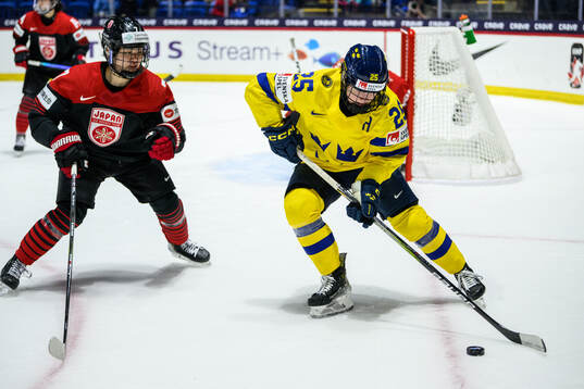Kanami Seki of Japan and Lina Ljungblom of Sweden