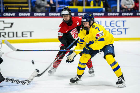 Ayaka Hitosato of Japan and Mira Jungåker of Sweden