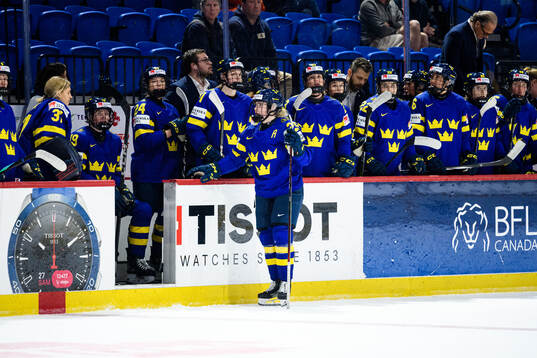 Lina Ljungblom and players of Sweden look dejected