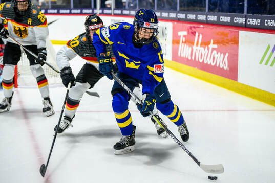 Daria Gleissner of Germany and Wilma Sundin of Sweden