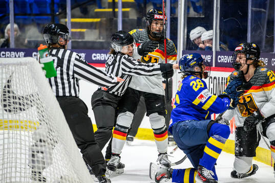 Linesperson Alexia Cheyroux and Bernadette Karpf of Germany