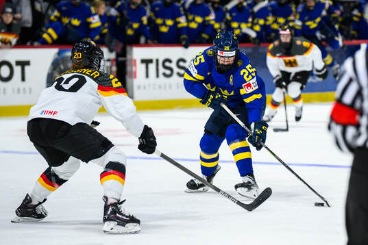Daria Gleissner of Germany and Lina Ljungblom of Sweden