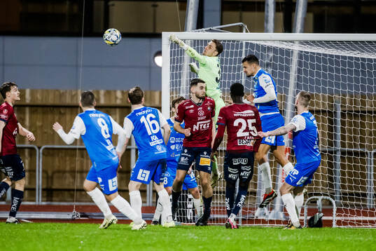 IK Oddevolds målvakt Oscar Ekman boxar en hörna