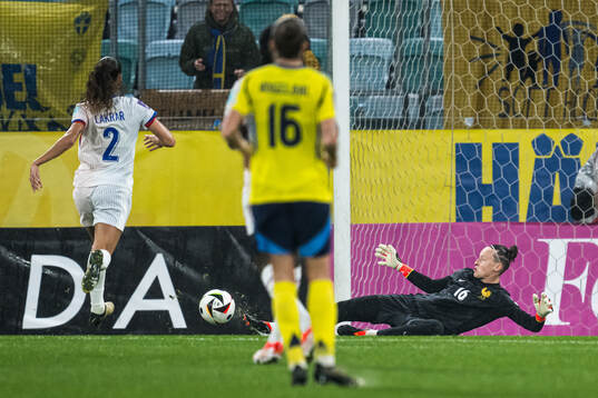 Goalkeeper Pauline Peyraud-Magnin of France