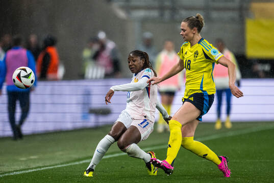 Kadidiatou Diani of France and Fridolina Rolfö of Sweden
