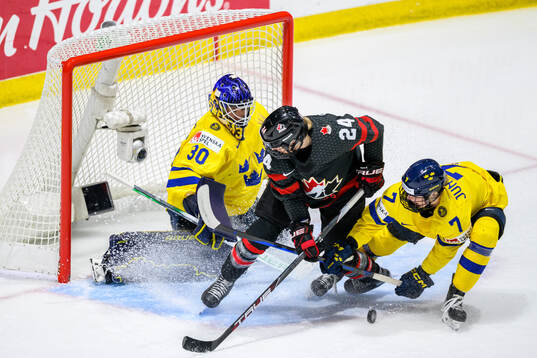 Goaltender Emma Söderberg of Sweden, Natalie Spooner of