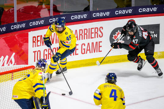 Paula Bergström of Sweden and Jamie Lee Rattray of Canada