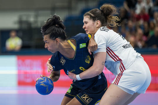Jamina Roberts of Sweden and Petra Anita Fuzi-Tovizi of