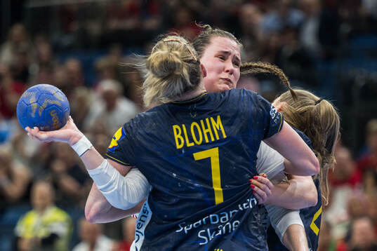 Linn Blohm of Sweden and Csenge Kuczora of Hungary