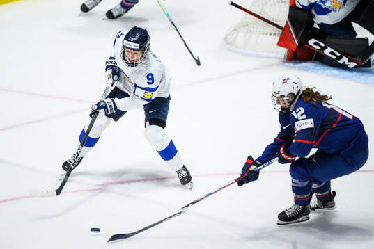 Nelli Laitinen of Finland and Kelly Pannek of USA