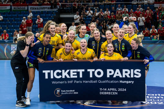 Players of Sweden celebrate with ”Ticket to Paris”-sign