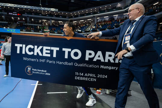 Jamina Roberts of Sweden celebrate