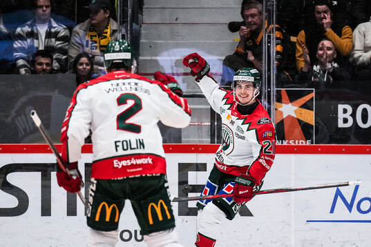 Frölundas Jere Innala jublar med Christian Folin