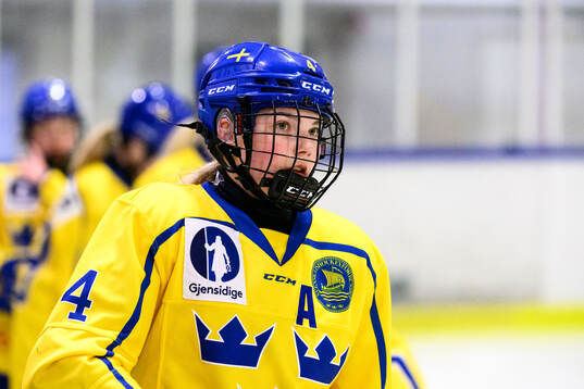 Malva Lindgren of Sweden ahead ofof the U16 4-Nations
