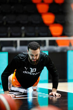 Norrköpings Elias Desport före basketmatchen i herrarnas