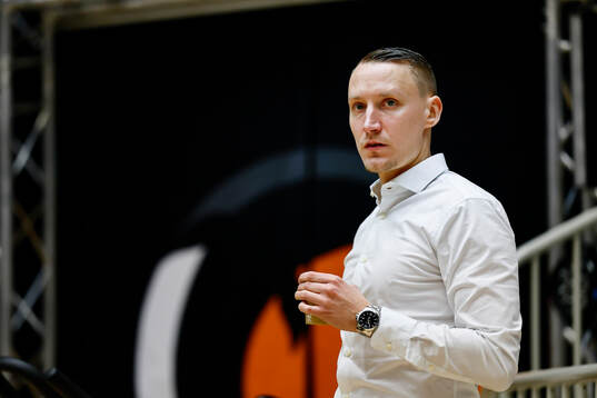 Norrköpings tränare Mikko Riipinen före basketmatchen i