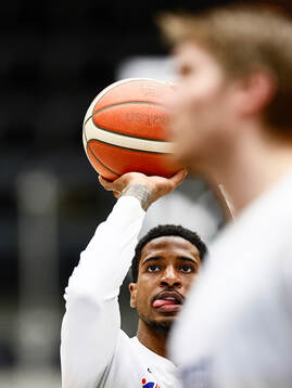 Luleås Charles Matthews före basketmatchen i herrarnas