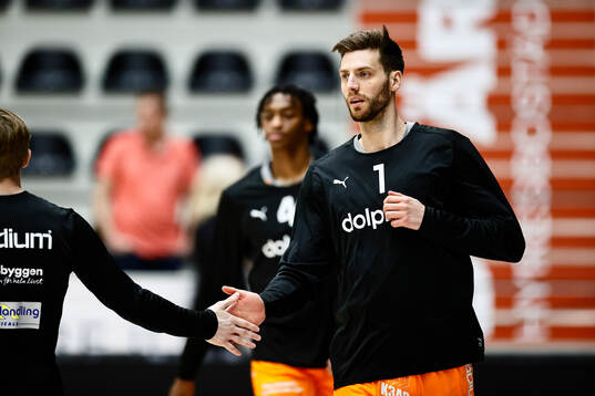 Norrköpings Tim Schuberg före basketmatchen i herrarnas