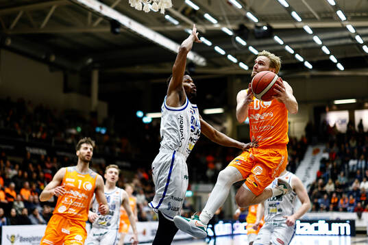Luleås Kentwan Smith och Norrköpings Tim Schuberg