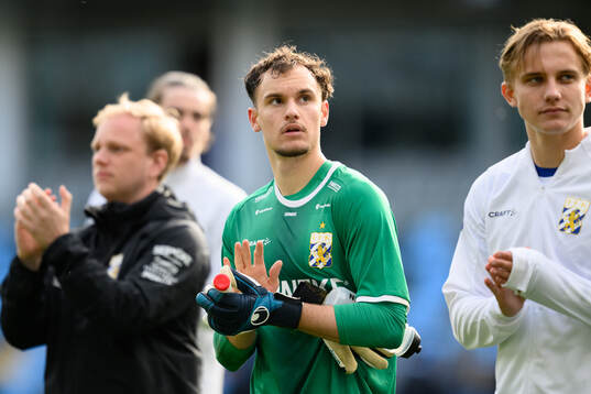 IFK Göteborgs målvakt Elis Bishesari tackar publiken