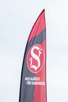 En flagga med Sandvikens logotyp