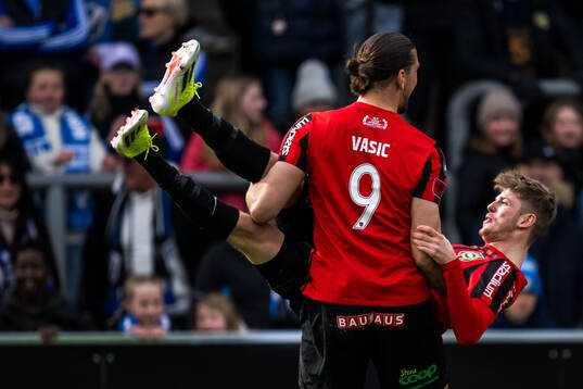 Brommapojkarnas Nikola Vasic jublar med Frederik Christensen
