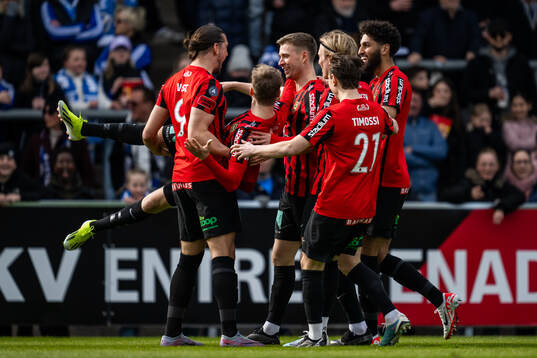 Brommapojkarnas Frederik Christensen jublar med lagkamrater