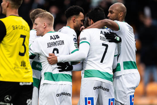 Västerås Henry Offia jublar med lagkamrater