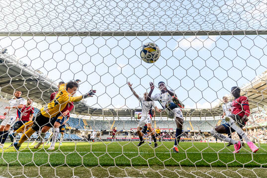 Östers Manasse Kusu gör 2-1 bakom Örgrytes målvakt