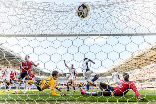 Östers Manasse Kusu gör 2-1 bakom Örgrytes målvakt