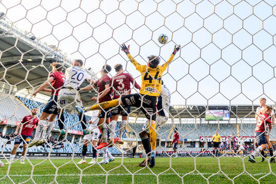 Östers Alibek Aliev nickar bollen till 2-2 bakom Örgrytes