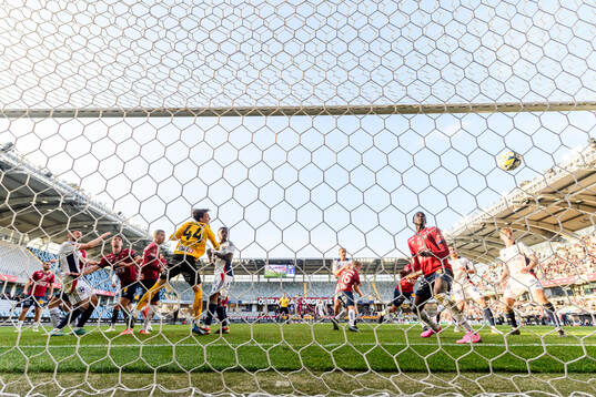 Östers Alibek Aliev nickar bollen till 2-2 bakom Örgrytes