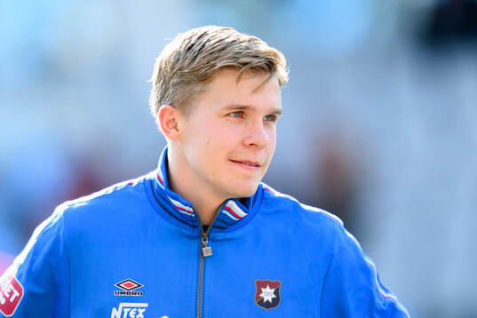 Örgrytes Isak Dahlqvist vid lineup innan fotbollsmatchen i
