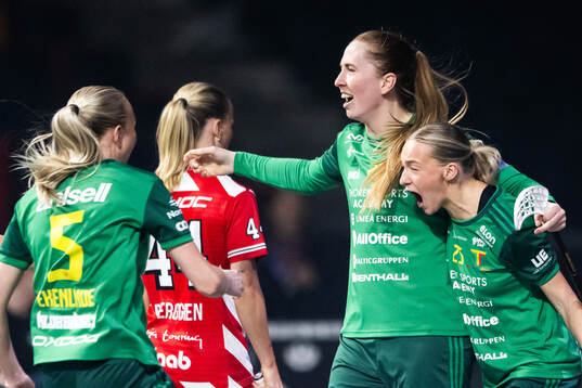 Thorengruppens Emelie Wibron jublar med lagkamrater