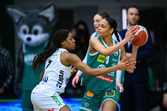 Luleås Tiffany Barbosa och Södertäljes Emilia Englund