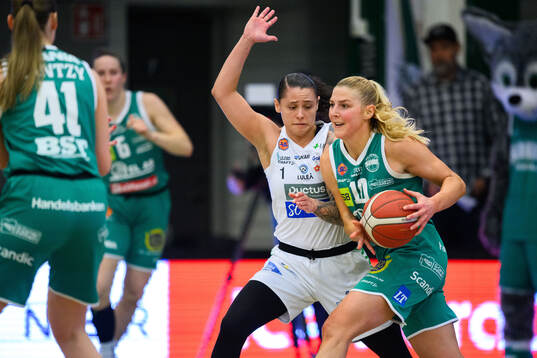 Luleås Sabrina Haines och Södertäljes Maria Jespersen