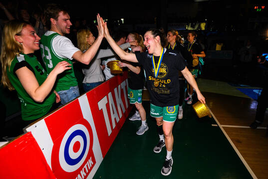 Södertäljes Frida Eldebrink jublar med supportrar