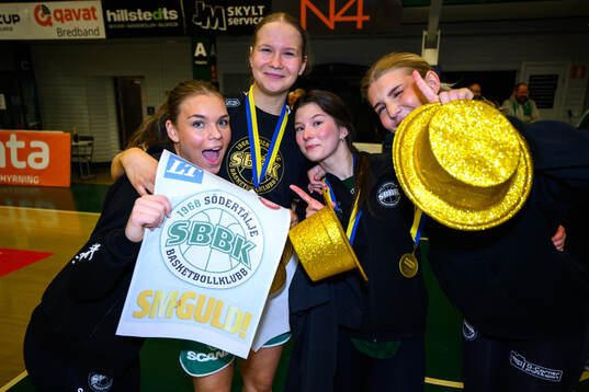 Tilde Månsson, Marta Jaama, Towe Karlsson  och Svea