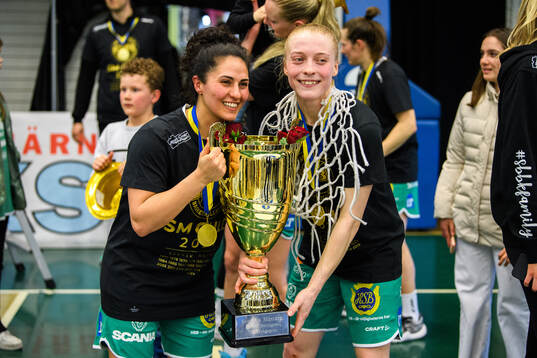 Södertäljes Patricia Elias och Klara Lundquist jublar