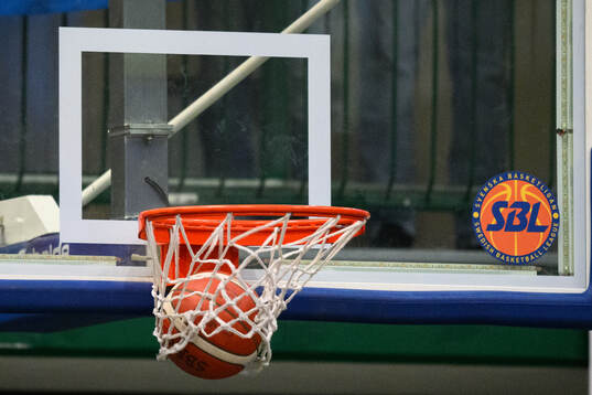 En basketboll går genom en basketkorg