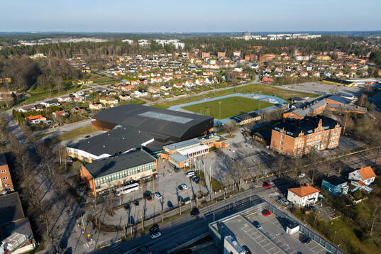 Drönarvy av Täljehallen samt Södertälje IP