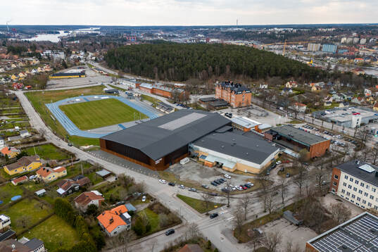 Drönarvy av Täljehallen samt Södertälje IP